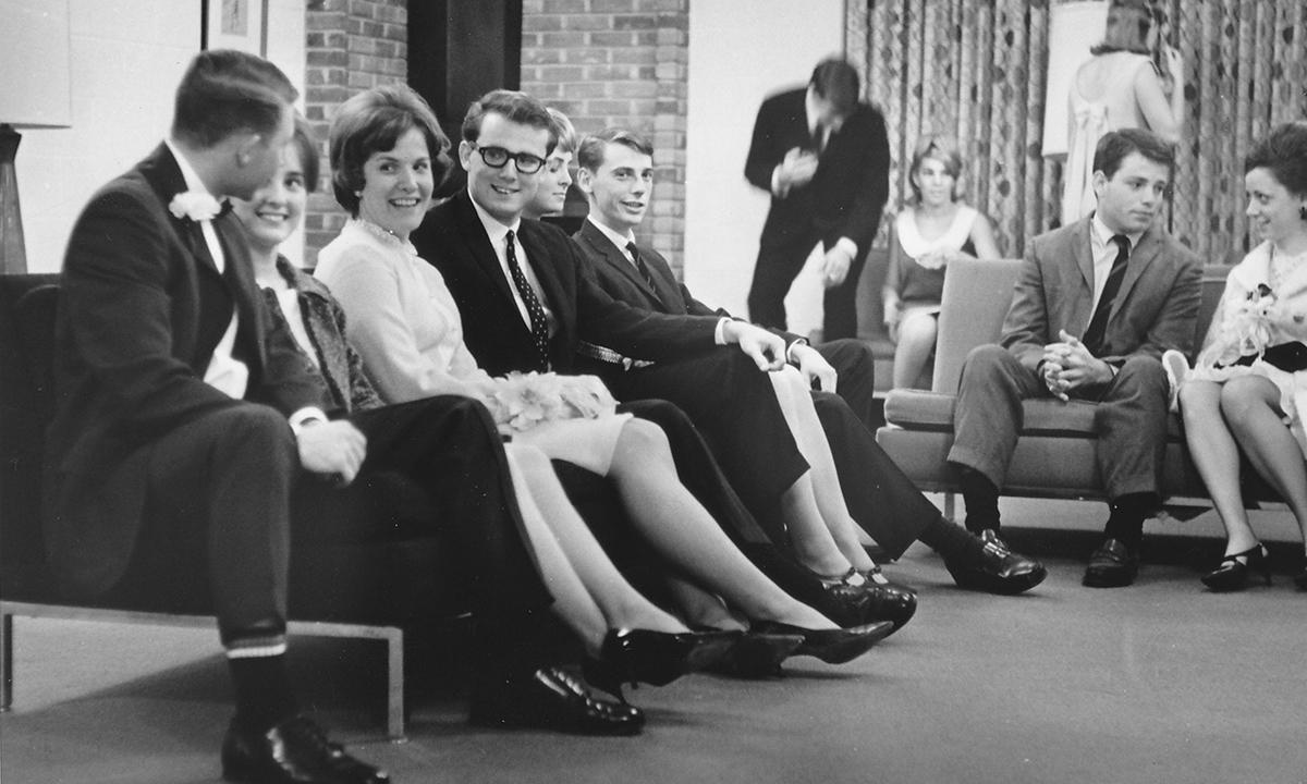 一群穿着1960年代传统服装的人坐在沙发上