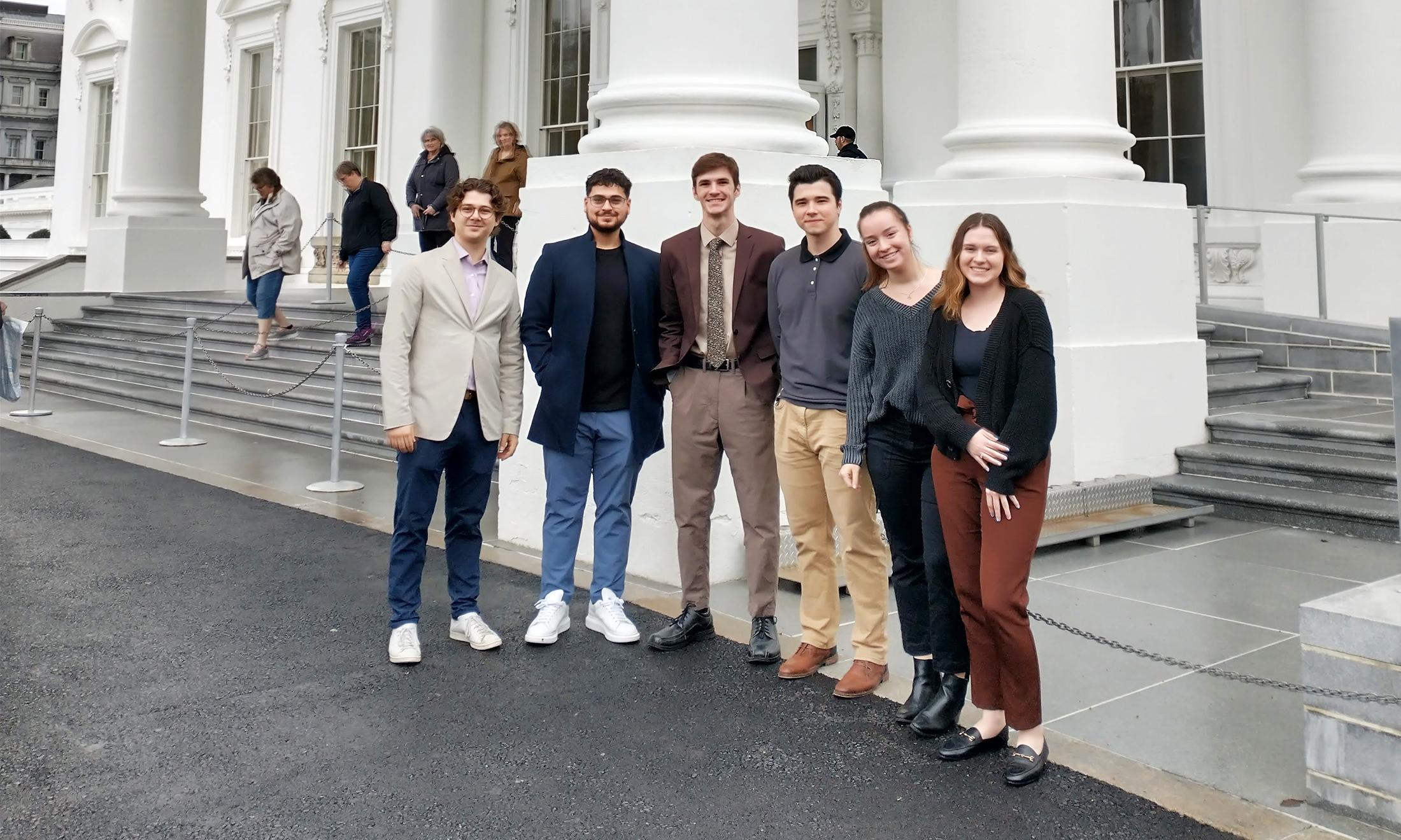 六名学生出席了在华盛顿特区举行的Pi Sigma Alpha会议.C.