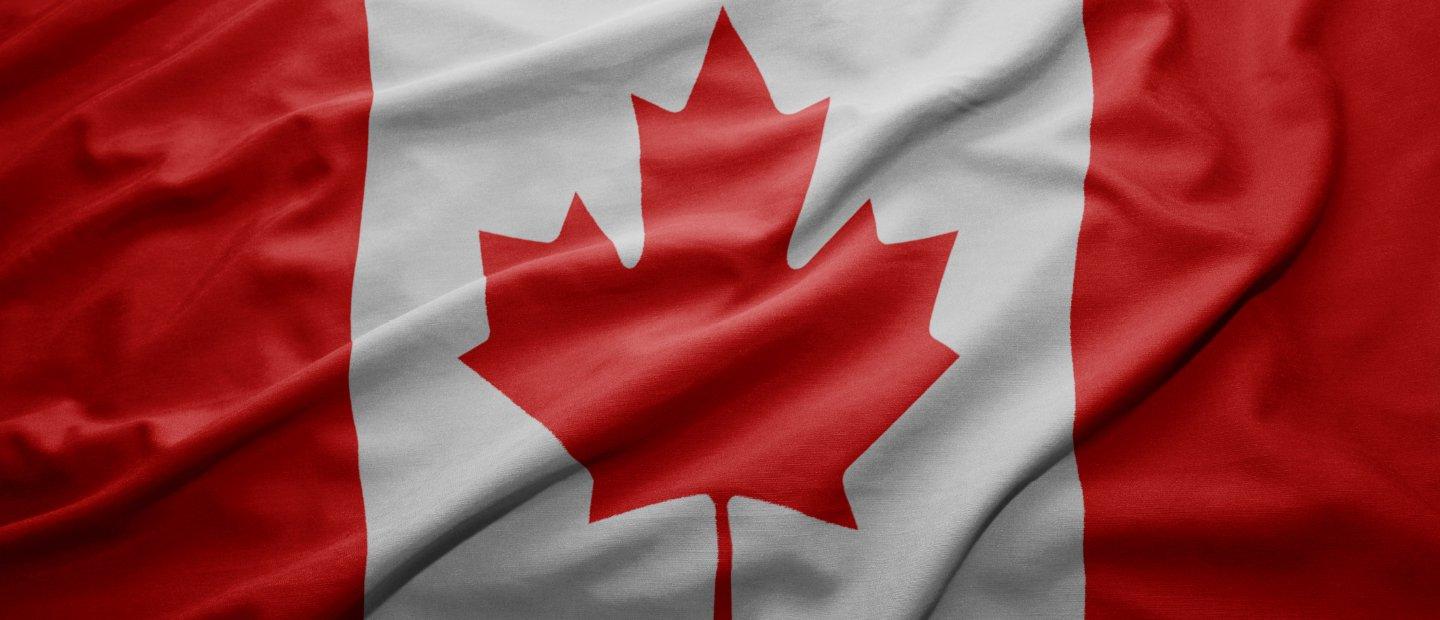 加拿大国旗，红色枫叶以白底为中心，红色部分在左右